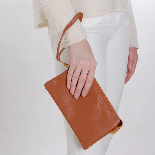 Vista 9 de Humble Chic bolsa pequeña de piel vegana, para usar cruzada o cartera con ajuste de pulsera, incluye hombro ajustable y correa para muñeca.