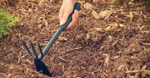 Vista 3 de Fiskars Ergo 1027030 - Azada de cultivador, hoja de azada afilada, longitud 12.0 in, hoja de acero resistente al óxido, mango de plástico