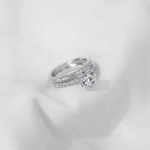 Vista 4 de Tienda Essentials Juego de anillos de boda de plata de ley chapada en platino o oro con circonita cúbica de corte redondo con elementos infinitos