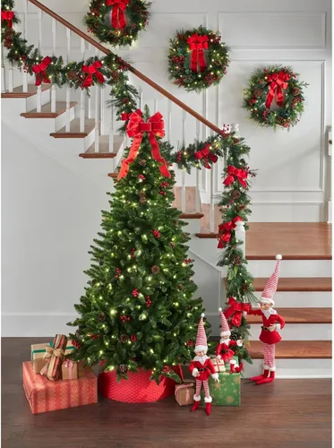 Vista 3 de BrylaneHome Guirnalda clásica navideña preiluminada de 9 pies, verde y rojo