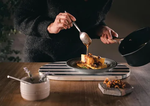 Vista 6 de Le Creuset Cacerola antiadherente endurecida Pro Open con boquillas de doble vertido, 1.7 cuartos de galón.