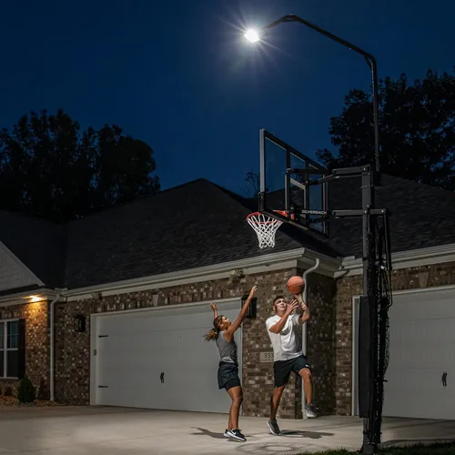 Vista 11 de Luz de aro de baloncesto LED Silverback ilumina el tablero, el aro y la cancha y se adapta a los aros Silverback y Goaliath cuadrados para tierra