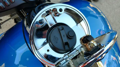 Vista 3 de RICKRAK Kap Keeper para Harley Davidson - Tapa de gasolina segura para encender al repostar, compatible con motocicletas Harley