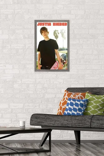 Vista 2 de Trends International Justin Bieber - Póster de pared de monopatín, 14.725 x 22.375 pulgadas, versión enmarcada de madera de granero
