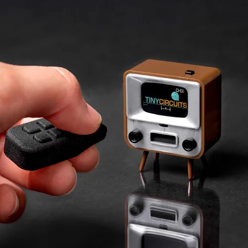 Vista 3 de TinyCircuits TinyTV 2 - Mini TV retro portátil de 1.14" con pantalla IPS, videos precargados y descargables, recargable por USB-C, controles