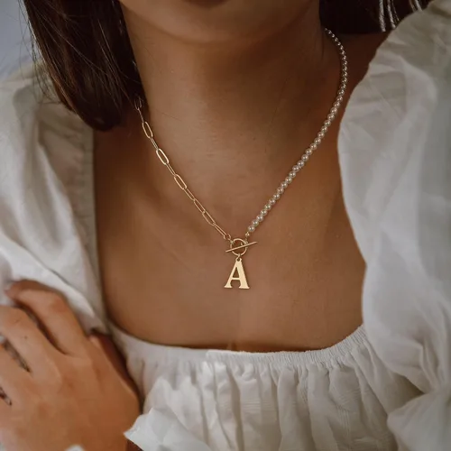 Vista 2 de Collar de perlas con inicial de oro para mujer chapado en oro de 14 quilates collar de cadena de eslabones con clip collar con cierre de palanca