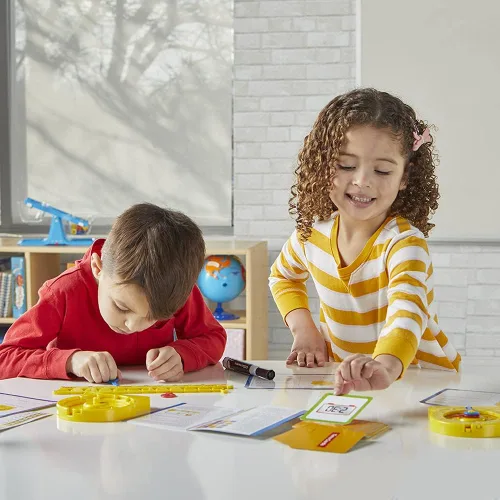 Vista 4 de Hand2Mind Telling Time Basics - Kit de actividades para aprender a decir la hora con reloj analógico para el aula, para niños, color amarillo