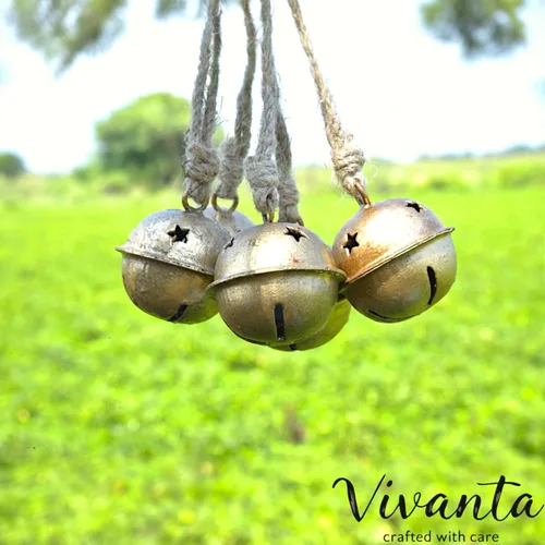 Vista 4 de 5 campanas decorativas de Navidad – Cascabel, trineo, bruja, pequeñas y campanas de vaca para manualidades y decoración del hogar – Adornos rústicos