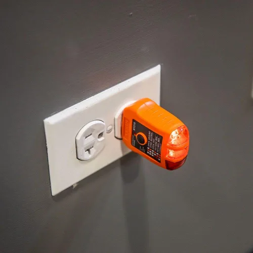 Vista 4 de Klein Tools RT210 Probador de Enchufes, Probador de Receptáculos para GFCI / Enchufes Eléctricos AC Estándar de Norteamérica, Detecta Problemas