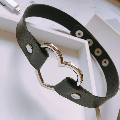 Vista 5 de ETHOON Gargantilla ajustable de piel con corazón, estilo punk, estilo gótico, collar suave con cadena, para mujeres y niñas