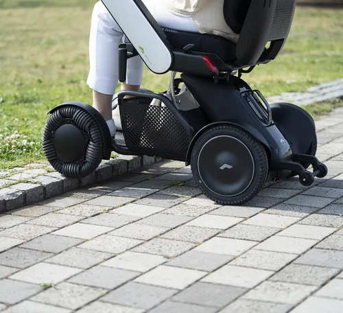 Vista 5 de WHILL Modelo C2 Mobility Silla eléctrica de tamaño completo, transportable, compatible con aerolíneas, tecnología inteligente con aplicación