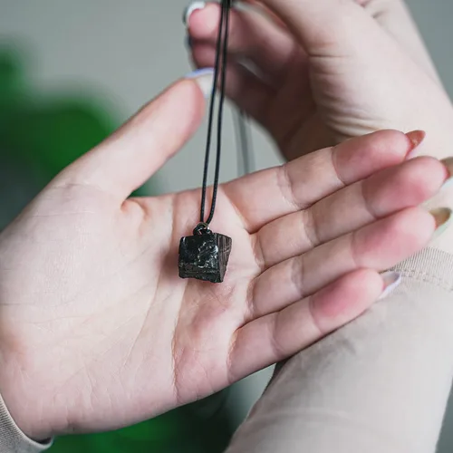 Vista 4 de Karelian Heritage dije de la mejor Shungita - Dije de cristal protector del chakra raíz para hombre