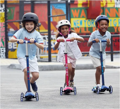 Vista 2 de Micro Kickboard – Maxi Deluxe LED – Monopatín pequeño de tres ruedas, inclinado a girar, diseño suizo para niños con ruedas con luces LED activadas