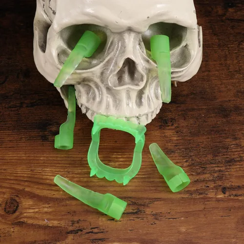 Vista 3 de NUOBESTY Drácula - Disfraz de 12 piezas de dientes de vampiro brillantes, uñas de plástico para Halloween, luminosas, colmillos de vampiro falsos