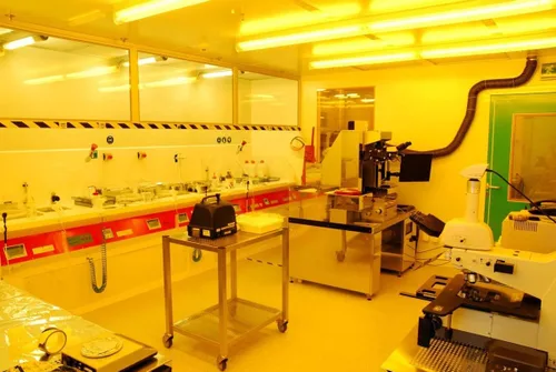 Vista 4 de Cinta blanca de PVC para salas blancas de 1 pulgada x 36 yardas, 1 rollo, resistente a disolventes con adhesivo de goma sintética y núcleo