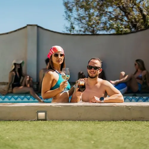 Vista 3 de Copas de vino flotantes para la piscina, copas de vino irrompibles de 16 onzas, copas de vino de plástico para exteriores (4 unidades)