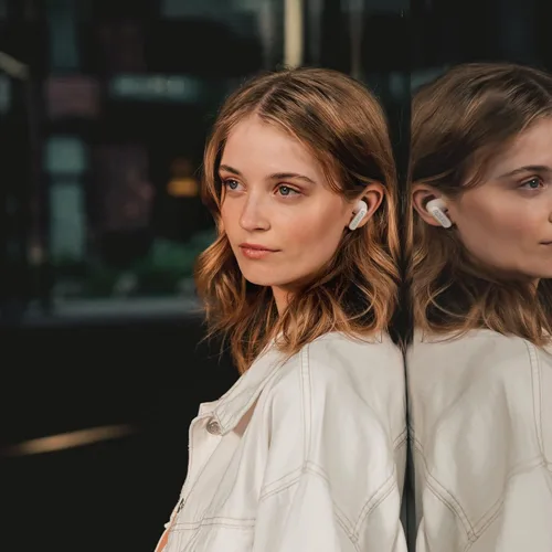 Vista 3 de Urbanista Auriculares inalámbricos verdaderos, auriculares Bluetooth 5.2 con controles táctiles y micrófono de cancelación de ruido, tiempo total