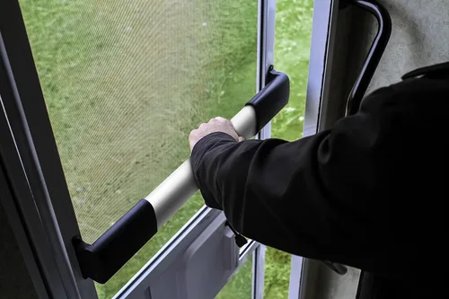 Vista 5 de Mango de barra transversal para puerta de pantalla Camco - Permite una salida más fácil y protección de las puertas de pantalla de RV con un agarre
