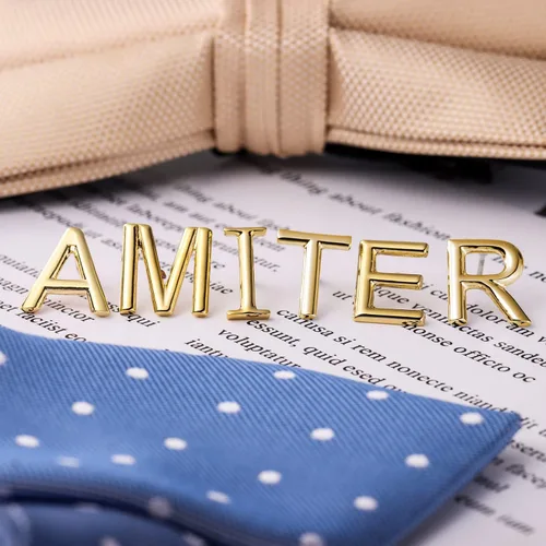 Vista 6 de AMITER Alfiler de corbata con inicial doradaplata para hombre con clips de cadena para corbata, pajarita y sombrero