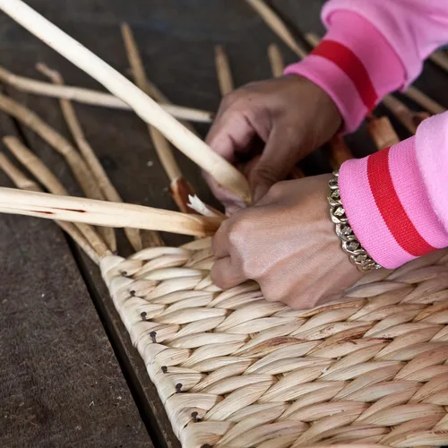 Vista 56 de Hampton Meadows - Armario de almacenamiento de mesa esquinera de 3 niveles en X con 3 cestas de mimbre, nogal