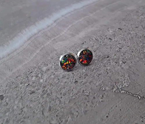 Vista 3 de Pendientes de confeti rellenos de ópalo de fuego negro con piedra natal de octubre de acero inoxidable