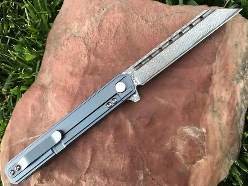 Vista 3 de TACTICAL GEARZ Navaja de bolsillo de Damasco para EDC, mango de titanio sólido, hoja Tanto de acero Damasco VG10 de 67 capas múltiples, incluye XT
