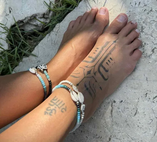 Vista 6 de Tobillera de concha para mujeres, pulsera de tobillo con cuentas de concha cowrie natural ajustable e impermeable, cuentas azul turquesa aqua