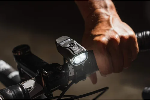 Vista 7 de LEZYNE KTV Pro - Juego de luces inteligentes para bicicleta, luces LED programables, 20 horas de funcionamiento, recargable por USB, 200 lúmenes