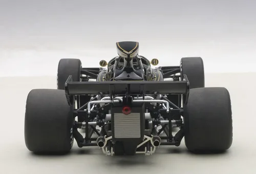 Vista 7 de AUTOart Lotus 72E 1973 Emerson Fittipaldi #1 con figura de conductor en cabina modelo 1/18