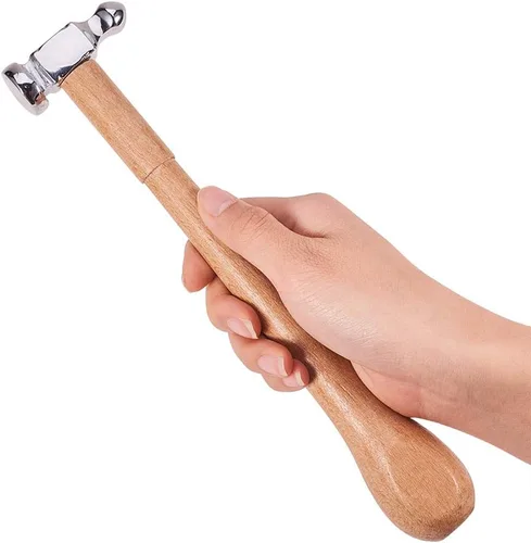 Vista 4 de BENECREAT Martillo de hierro para fabricación de joyas de 6 pulgadas de largo con mango de madera y bloque de banco de goma negra para fabricación