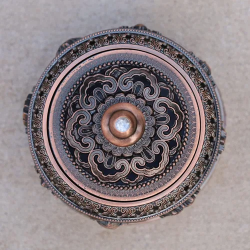 Vista 3 de DharmaObjects Quemador de incienso de carbón de color bronce grande de 3 pulgadas de alto