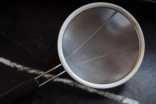 Vista 3 de LiveFresh Large Stainless Steel Fine Mesh Strainer with Reinforced Frame and Sturdy Rubber Handle Grip - Designed for Chefs and Commercial Kitchens