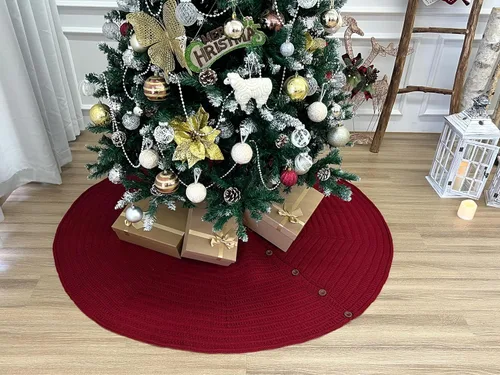 Vista 8 de Falda de árbol de Navidad de punto acanalado de 36 pulgadas con botones de roble, borgoña