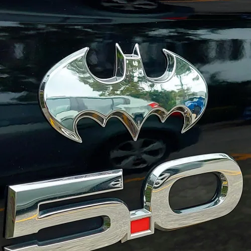 Vista 3 de Emblema de coche Batman de Fan Emblems - Símbolo de Batwing y Batarang de 1989 en 3D - Color: cromo - Tamaño: 9.65 x 4.57 x 0.51 cm - Accesorios