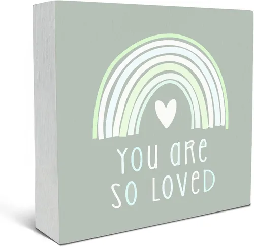 SRADMO Letrero de madera con texto en inglés "You Are So Loved Rainbow Heart Wood" para decoración de escritorio, con citas inspiradoras verdes para
