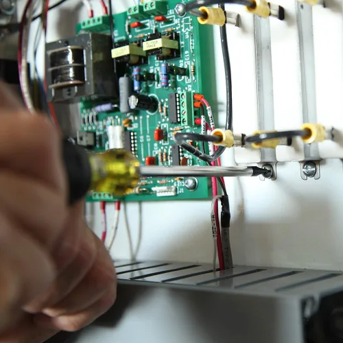 Vista 4 de Klein Tools 32378 Juego de destornilladores de punta combinada, fabricado en Estados Unidos, con puntas de combinación #1 y #2 y asas de agarre