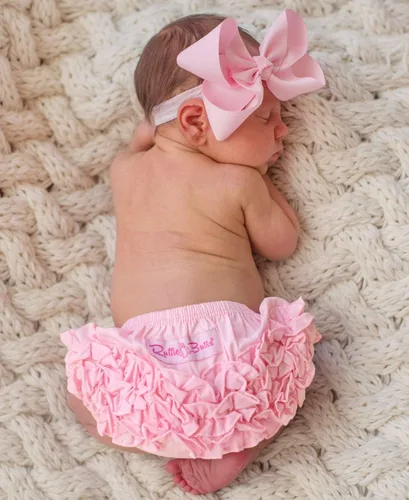 Vista 2 de RuffleButts Bloomer tejido con volantes para bebés y niñas pequeñas
