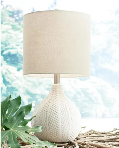 Vista 2 de Signature Design by Ashley Rainermen Lámpara de Mesa de Cerámica Casual, Acabado de Esmalte Blanco Transparente, Pantalla de Tela Rígida Tipo