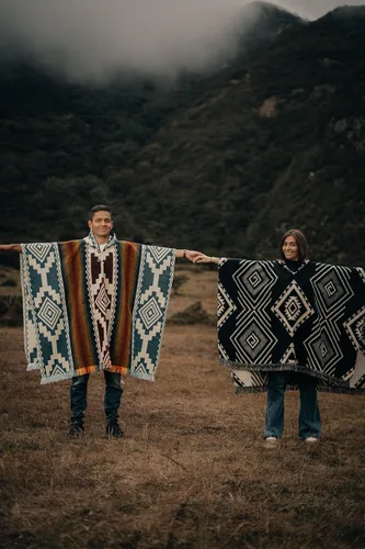 Vista 6 de Alpaca ponchos for men and women, handmade with the best alpaca wool material by Ecuadorian artisans.
