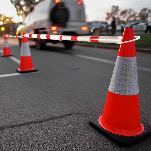 Vista 4 de Huwena 12 barras retráctiles de cono de tráfico de longitud de 4 a 6.9 pies, barricada de tráfico ligera para estacionamientos, construcción