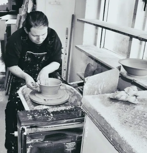 Vista 7 de Copa de vino hecha a mano esmaltada a mano con sello celta único en Irlanda, 7 pulgadas de alto, verde