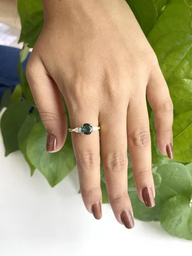 Vista 4 de Anillo de compromiso de 3 piedras con topacio azul Londres y diamante blanco de talla redonda y pera, acabado de oro de 14 quilates, anillo
