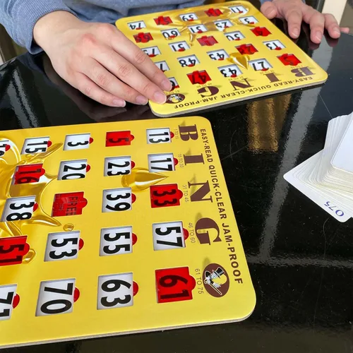 Vista 8 de MR CHIPS Tarjetas de bingo a prueba de atascos con ventanas deslizantes, 25 tarjetas de obturador reutilizables, 75 tarjetas de llamadas, 1 tablero