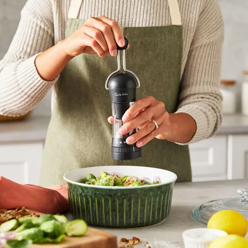 Vista 3 de Sur La Table Molinillo de especias con trinquete de 5 ajustes de grosor, negro