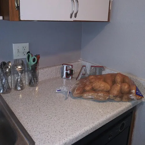 Vista 5 de burgeliy Película autoadhesiva de vinilo de 15.8 x 80 pulgadas, película de modificación automática, punto de onda blanco brillante para baño