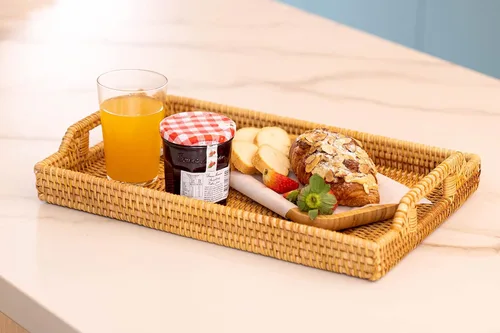 Vista 4 de Bandeja pequeña de ratán tejida a mano con asas, bandeja rectangular de 14.5 pulgadas para mesa de café, frutas, bebidas, decoración