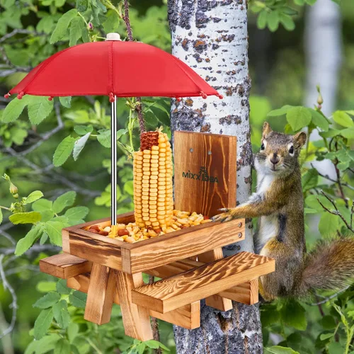 Vista 6 de MIXXIDEA Mesa de Picnic Comedero para Ardillas con Sombrilla Alta, Comederos de Madera para Ardillas para Exterior, Lindo Comedero para Ardillas