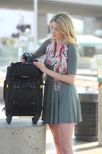 Vista 12 de VANGUARD ALTA FLY 55T G2 DSLR - Mochila convertible para cámara, 8 ruedas giratorias/carretilla, capacidad de 22 litros, capacidad para laptop de 14