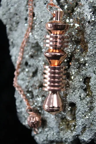 Vista 4 de Jet Copper Isis Plate Pendulum Ring 2 inch Chamber Reiki Wiccan Free Booklet Jet International Crystal Therapy Healing Dowsing A++ Metafísica