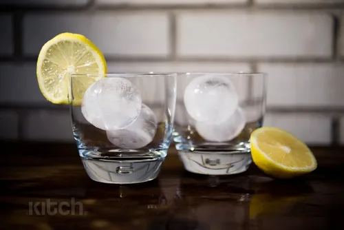 Vista 3 de Kitch Molde para hacer bolas de hielo, bandeja de hielo flexible de silicona, moldes de 4 esferas redondas de bolas de hielo de 1.8 in, color azul